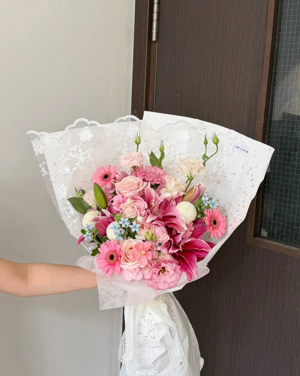 핑크 릴리 거베라 레이스 부케